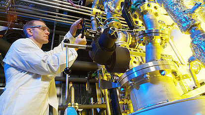 Ingenieur an einer Technikumsanlage 