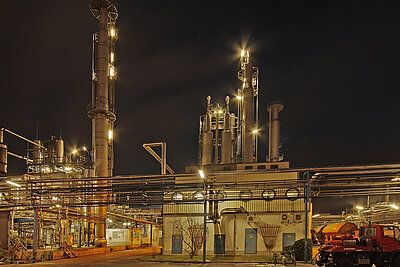 Nachtaufnahme der Industrieanlage