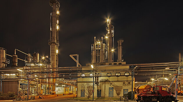 Nachtaufnahme der Industrieanlage