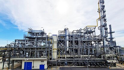 Außenansicht auf eine Altölaufbereitungsanlage