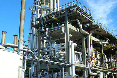 Außenansicht einer Rohöldestillationsanlage