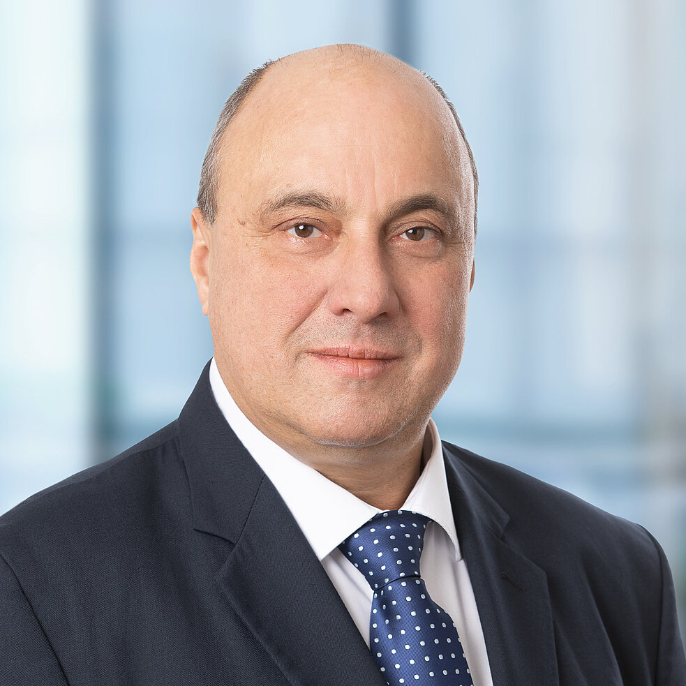 {data.poerner2025_zitat_bild -> f:first().alternative}